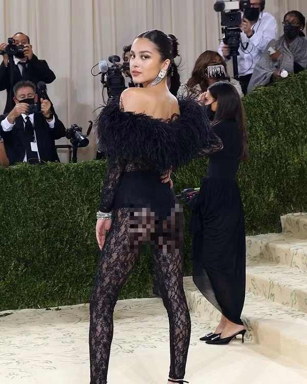 Trước đây, Olivia Rodrigo trung thành với style trẻ trung, năng động. Kể từ khi bước sang tuổi 18, cô nàng mạnh dạn theo đuổi phong cách gợi cảm đậm chất cá nhân.