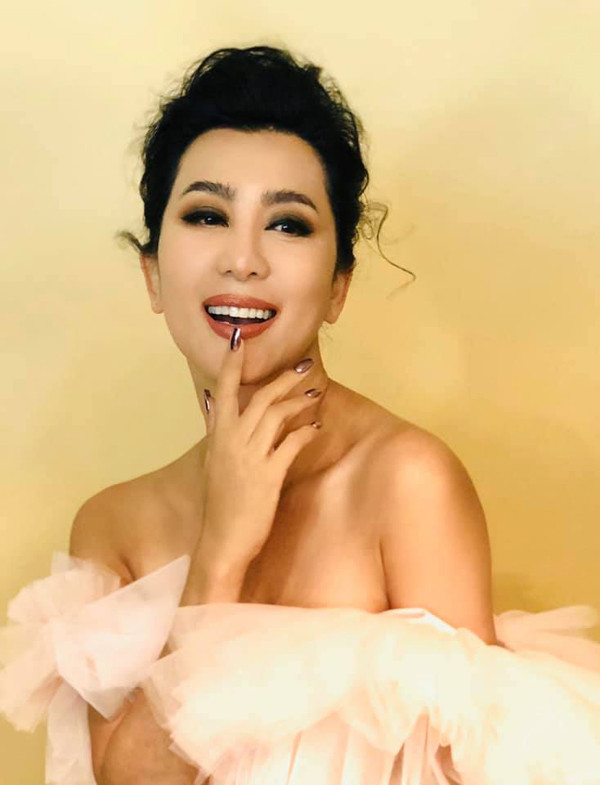 MC 56 tuổi còn rất quan tâm chăm sóc da. Dù bận cỡ nào Kỳ Duyên cũng tự làm mặt nạ bằng các loại quả tự nhiên như bơ, dâu tây thay vì tận dụng những sản phẩm có sẵn trên thị trường. Công thức mặt nạ cô yêu thích nhất là nửa trái bơ, 1 thìa dầu dừa và 1 thìa mật ong.