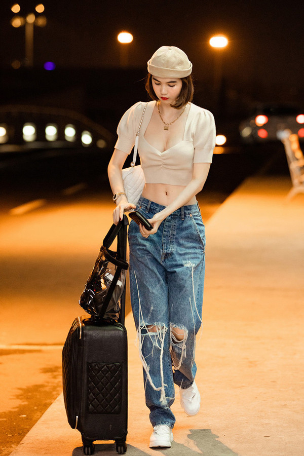 Không cần quá cầu kỳ, những trang phục kiểu này vẫn có thể mang lại sự nổi bật, phá cách cho người mặc. Khoảng hở vừa phải cũng giúp chị em khoe khéo được đường cong quyến rũ trên cơ thể cùng nước da trắng mịn. Ảnh: Ngoctrinh89