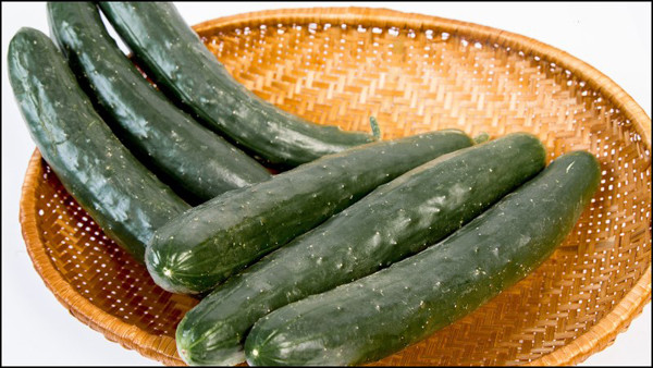 Bạn nên chọn những quả có lớp phấn bảo vệ như thế. Đây là quả non, ít hạt, những quả có cuống, đáy có núm hoa là quả còn tươi ngon, ăn rất giòn, ngọt. Ảnh minh họa.