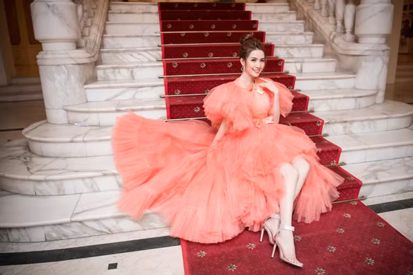  Phan Thị Mơ sinh năm 1990, quê ở Tiền Giang, sở hữu chiều cao 1,72m và số đo 3 vòng 90 - 57 - 100cm. Năm 2018, người đẹp 9X đăng quang Hoa hậu Đại sứ Du lịch Thế giới. (Ảnh: IGNV)