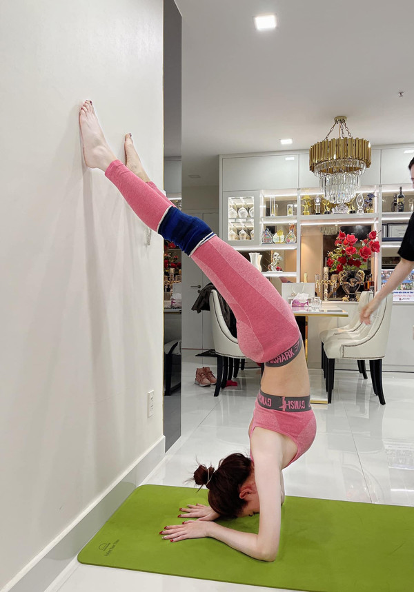 Mặt khác, đồ bơi Phan Thị Mơ mặc có chi tiết cổ xẻ sâu, phần hông cắt khoét cao rất dễ gây “lộ hàng” khi thực hiện bài tập. Mặc bộ đồ như vậy, người diện sẽ phải để tâm đến việc che chắn, khó tập trung để đảm bảo đúng kỹ thuật, dẫn đến hiệu quả tập luyện không cao.