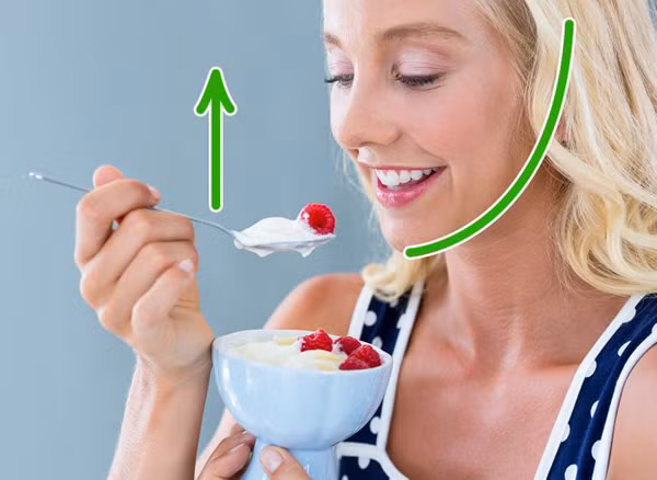 Kiểm soát lượng protein: Một trong những lý do khiến khuôn mặt của bạn trông sưng phù là do chế độ ăn uống ít protein. Khi cơ thể thiếu protein, chất lỏng bên trong mạch máu có thể rò rỉ ra ngoài vào các tế bào. Do vậy, bạn nên duy trì chế độ ăn uống cân bằng để giúp mặt thon gọn.