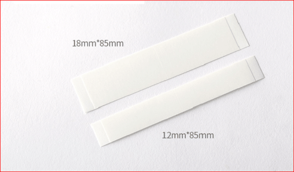 Chị em cũng có thể tham khảo dùng băng dính thời trang trong suốt. Chúng được làm từ chất liệu lụa mềm, an toàn, không gây kích ứng và có thể cố định trang phục với cơ thể, tránh được những phút “lộ hàng” đáng tiếc. Ảnh minh họa