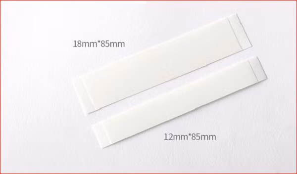 Chị em cũng có thể tham khảo dùng băng dính thời trang trong suốt. Chúng được làm từ chất liệu lụa mềm, an toàn, không gây kích ứng và có thể cố định trang phục với cơ thể, tránh được những phút “lộ hàng” đáng tiếc. Ảnh minh họa