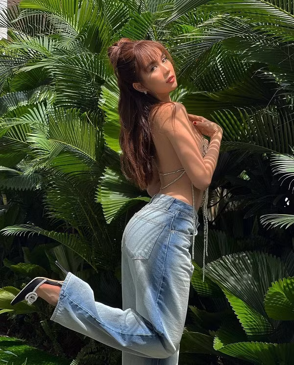 Thực vậy, chọn phụ kiện không có khả năng che chắn, bạn có thể sẽ rơi vào sự cố trang phục thay vì phô diễn vẻ sexy như mong đợi. Bên cạnh đó, chúng sẽ khiến bạn cảm thấy bất tiện trong những hoạt động của mình. Ảnh: Instagram nhân vật