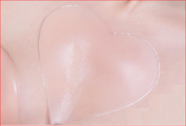Thêm nữa, lựa chọn miếng dán ngực phù hợp cũng rất quan trọng khi dùng trang sức làm nội y. Do trang sức chủ yếu được kết bằng những chi tiết kim loại, đá quý hoặc ngọc trai nên khả năng che chắn không thể so sánh với các loại vải thông thường. Để không lộ liễu, bạn nên tận dụng những miếng dán che ngực silicon màu nude, tương đồng với tông da để không thu hút sự chú ý. Ảnh minh họa