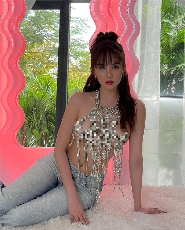 Thường xuyên ăn mặc táo bạo, Ngọc Trinh vẫn không tránh khỏi những lần mắc lỗi trang phục kiểu vừa hở vừa “hớ” như vậy. Ảnh: Instagram nhân vật