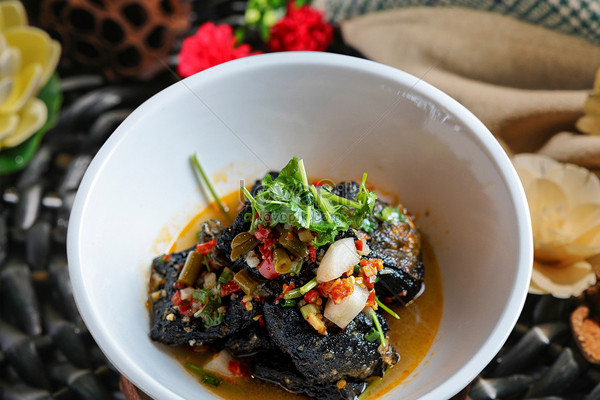 Để có được những miếng đậu phụ thối đúng chuẩn, đậu phụ sẽ được lên men trong thời gian dài. Quá trình phân hủy protein sẽ thu hút lượng lớn vi khuẩn, sinh ra hydro sulfua, amoniac và các chất ăn mòn. Ăn đậu phụ thối thường xuyên sẽ tổn thương tế bào gan, phá hủy cấu trúc tế bào gan, khiến gan sớm muộn cũng “tàn”.