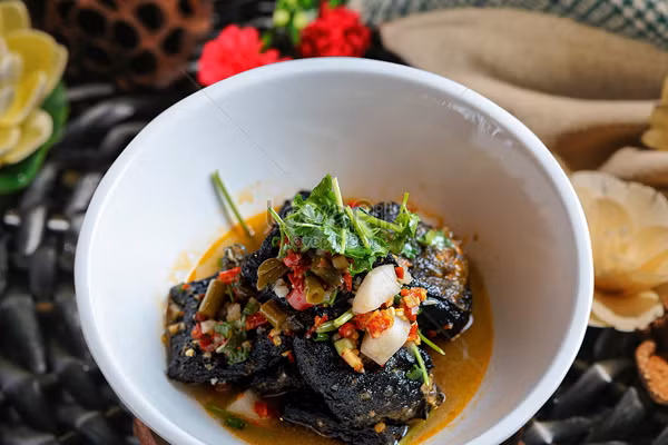 Để có được những miếng đậu phụ thối đúng chuẩn, đậu phụ sẽ được lên men trong thời gian dài. Quá trình phân hủy protein sẽ thu hút lượng lớn vi khuẩn, sinh ra hydro sulfua, amoniac và các chất ăn mòn. Ăn đậu phụ thối thường xuyên sẽ tổn thương tế bào gan, phá hủy cấu trúc tế bào gan, khiến gan sớm muộn cũng “tàn”.