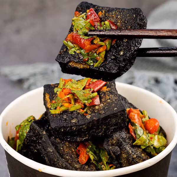 Đặc biệt những người có vấn đề về gan, ăn đậu phụ thối sẽ tổn hại nghiêm trọng đến quá trình phục hồi chức năng gan. Chưa kể, để rút ngắn thời gian lên men, nhiều cơ sở sản xuất đậu phụ thối còn lạm dụng hóa chất, gây hại sức khỏe khôn lường.