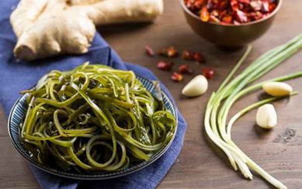 Tảo bẹ muối cắt sợi: Tảo bẹ sau khi muối rất hấp dẫn người ăn. Tuy nhiên, mặt trái của món ăn này là chứa lượng muối cao, chứa nhiều nitrit. Nitrit dễ dàng kết hợp với axit trong dạ dày, protein, axit amin tạo thành hợp chất nitrosamines. Lâu ngày, nitrosamines làm tổn thương tế bào gan, giảm quá trình trao đổi chất của gan, gây bệnh.