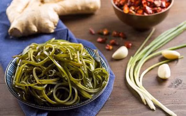 Tảo bẹ muối cắt sợi: Tảo bẹ sau khi muối rất hấp dẫn người ăn. Tuy nhiên, mặt trái của món ăn này là chứa lượng muối cao, chứa nhiều nitrit. Nitrit dễ dàng kết hợp với axit trong dạ dày, protein, axit amin tạo thành hợp chất nitrosamines. Lâu ngày, nitrosamines làm tổn thương tế bào gan, giảm quá trình trao đổi chất của gan, gây bệnh.