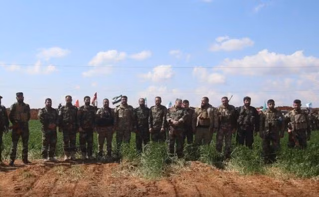 Vào ngày 12/4, các nhóm phiến quân thuộc "Quân đội Quốc gia Syria tự do (SNA)", được Thổ Nhĩ Kỳ hỗ trợ, bất chấp lệnh ngừng bắn ký ngày 5 tháng 3, bắt đầu tấn công lực lượng SAA, chủ yếu ở các làng Ayr và Safhan, gần thành phố Seraki thuộc tỉnh Idlib của Syria.