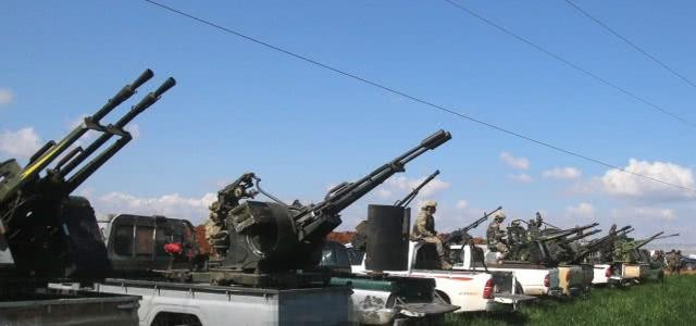 Đồng thời, các nhóm vũ trang hoạt động ở miền bắc Syria không chỉ sẵn sàng đối đầu với Quân đội chính phủ Syria, mà còn quay súng tiêu diệt lẫn nhau. Chẳng hạn, ở Aleppo, hai nhóm vũ trang thân Thổ Nhĩ Kỳ đã tấn công lẫn nhau vì xung đột quyền lợi.