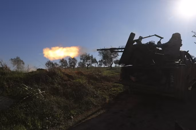 Phiến quân đã bắn nhiều loạt đạn pháo phản lực vào hai ngôi làng này, thậm chí là dùng cả tên lửa chống tăng có điều khiển, để chế áp sự chống cự của Quân đội chính phủ Syria; ước tính có hàng nghìn phiến quân tham gia cuộc tiến công này.