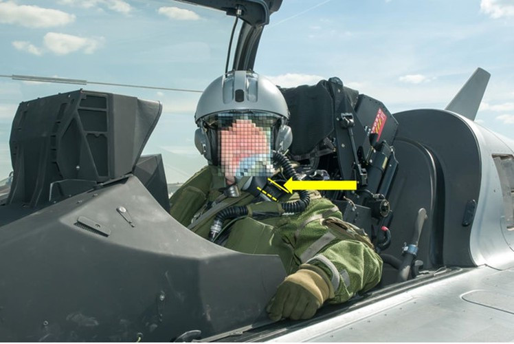 Khi máy bay cất cánh và đang ở độ cao 760 m, phi công bắt đầu lấy thêm độ cao bất ngờ khiến vị hành khách này hốt hoảng và bám lấy những gì vớ được trong tầm tay.