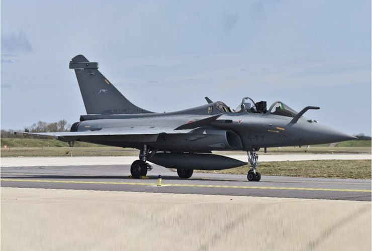 Tuy nhiên, hành khách bất đắc dĩ này chỉ bị xây xát nhẹ khi đáp một cách không suôn sẻ xuống cánh đồng gần biên giới Đức, trước khi được đưa đến một bệnh viện gần đó.