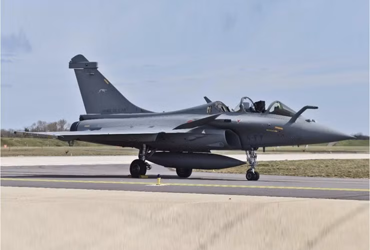 Tuy nhiên, hành khách bất đắc dĩ này chỉ bị xây xát nhẹ khi đáp một cách không suôn sẻ xuống cánh đồng gần biên giới Đức, trước khi được đưa đến một bệnh viện gần đó.