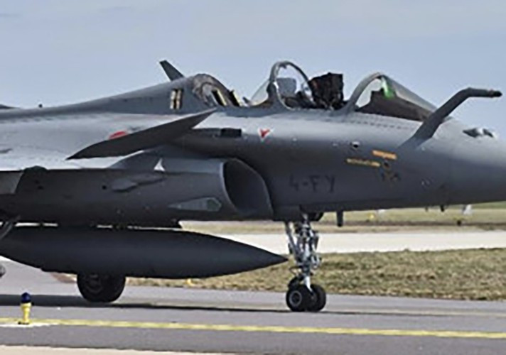 Phi công đáp chiếc tiêm kích an toàn dù bị thương nhẹ ở mặt trong sự cố. Kính buồng lái chỗ phi công và vị khách đều vỡ tan.