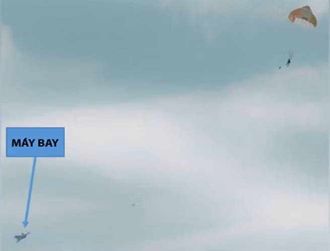 Không may, ông nắm phải nút kích hoạt ghế phóng nên bị bắn ra bên ngoài với chiếc dù bung tự động.