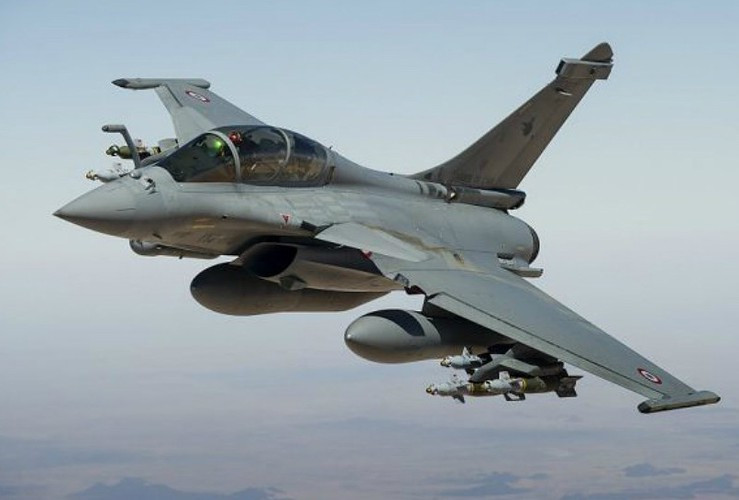 Với thiết kế cánh tam giác, cộng cánh mũi nên Rafale có độ cơ động rất đáng nể.