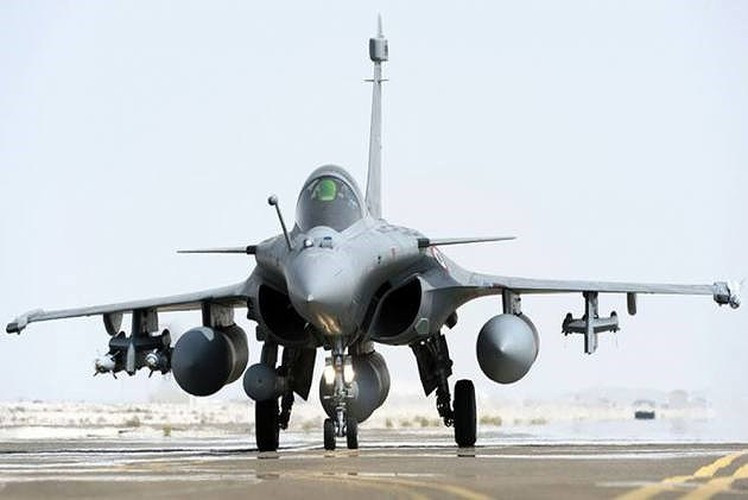 Rafale có tới 14 điểm treo vũ khí dưới cánh với phiên bản B/C, 13 với phiên bản M của hải quân. Điểm treo này cũng nhiều hơn so với mức 12 trên các dòng tiêm kích hạng nặng Su-27/30/57 của Nga.
