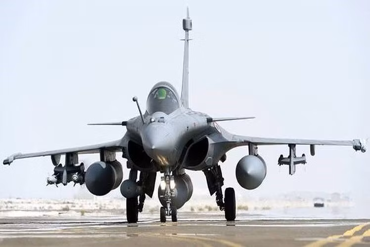 Rafale có tới 14 điểm treo vũ khí dưới cánh với phiên bản B/C, 13 với phiên bản M của hải quân. Điểm treo này cũng nhiều hơn so với mức 12 trên các dòng tiêm kích hạng nặng Su-27/30/57 của Nga.