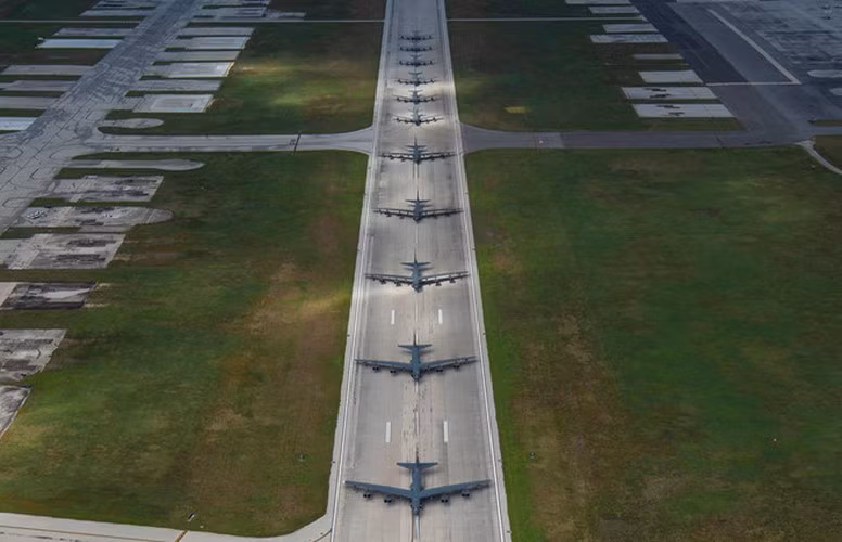 Nhiều máy bay quân sự của Mỹ đã tham gia cuộc diễn tập “voi đi bộ” tại căn cứ không quân Andersen trên đảo Guam ngày 13/4 nhằm phô diễn sức mạnh và tính sẵn sàng chiến đấu của lực lượng.