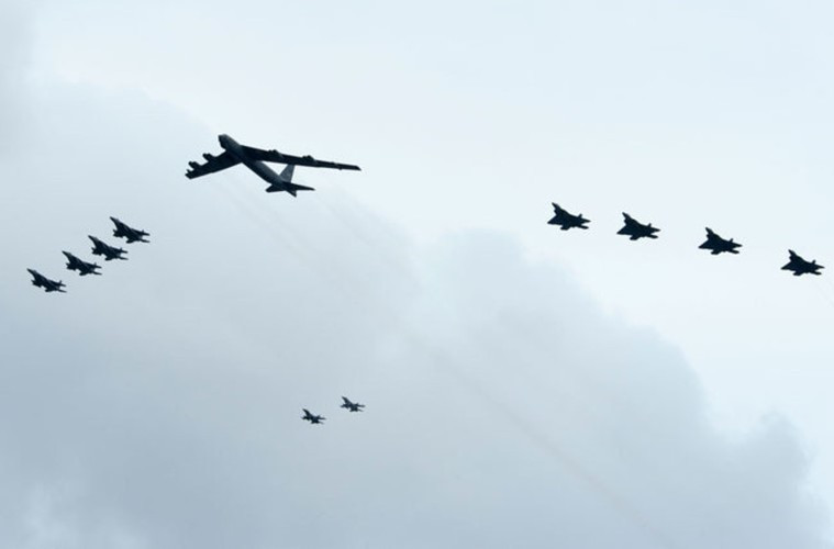 Ngoài khối lượng bom khủng khiếp, B-52 còn được cải tiến nâng cấp để mang những tên lửa hành trình tầm xa tấn công ngoài tầm với của phòng không đối phương.