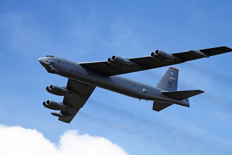 B-52 có thể ném bom rải thảm với tổng khối lượng bom lên tới 30 tấn, số bom này tạo ra những khu hủy diệt lớn.