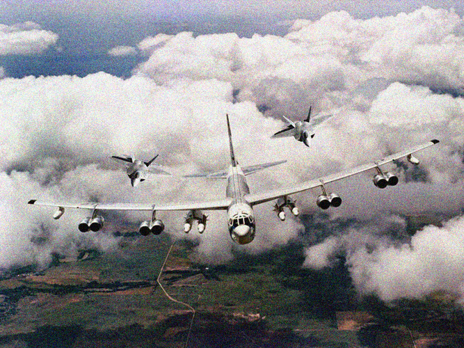 Một mặt các sân bay sẽ bị tên lửa hành trình tấn công khiến tiêm kích đối phương không thể cất cánh, mặt khác đội ngũ hộ tống B-52 là những chiếc tiêm kích cực mạnh, bao gồm cả tiêm kích tàng hình để có thể khống chế đối phương một cách hữu hiệu để cho B-52 tác chiến.