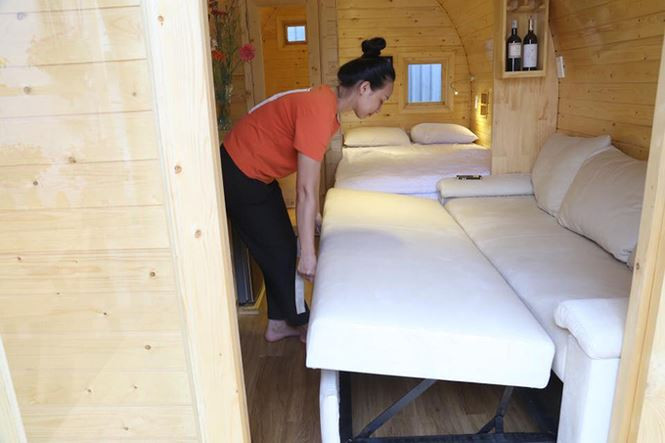 Sofa cũng có thể mở rộng thành giường ngủ vào ban đêm. Bởi vậy, số người nghỉ lại có thể lên tới 4 người.