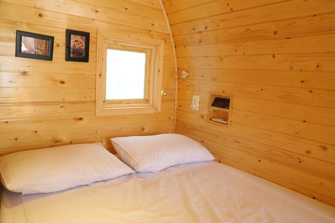 Trong nhà bố trí nhiều ô cửa lấy sáng nhỏ vừa đủ để đảm bảo riêng tư.