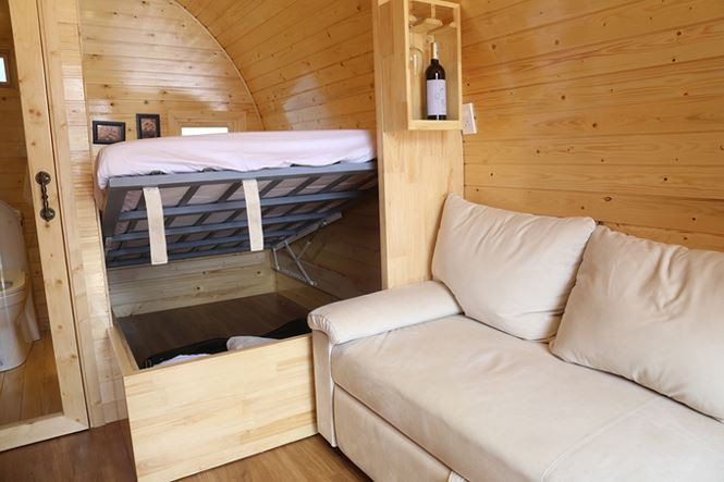 Với không gian ở hẹp, người thiết kế sử dụng các loại nội thất thông minh như giường có chỗ để đồ rộng phía dưới gầm.