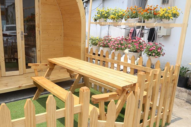 Bên ngoài nhà còn có khoảng sân vườn với bàn ghế có thể mở rộng làm chỗ ngồi ăn hoặc uống trà.