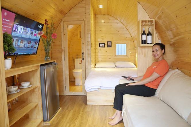 Diện tích sử dụng nhà di động là 12 m2 (2,4x5m) với các không gian nghỉ ngơi, tiếp khách, phòng vệ sinh nhưng chưa có bếp. Trong thời gian tới, công ty nội thất trên dự kiến cho ra phiên bản nhà 24 m2 có các khu chức năng đầy đủ hơn.