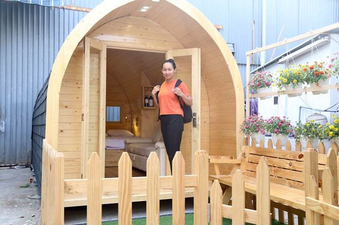 Kết cấu dạng vòm giúp nhà gỗ có khả năng chịu lực tốt mà dáng vẻ vẫn mềm mại. Khi có mưa, nước cũng ít bị đọng hơn so với kiểu nhà khối hộp thông thường. Vỏ nhà có kết cấu bốn lớp lần lượt là giấy dầu, tôn, lớp cách nhiệt và khoảng không rỗng giúp không khí đối lưu. Tường nhà được làm bằng gỗ thông đã qua xử lý.