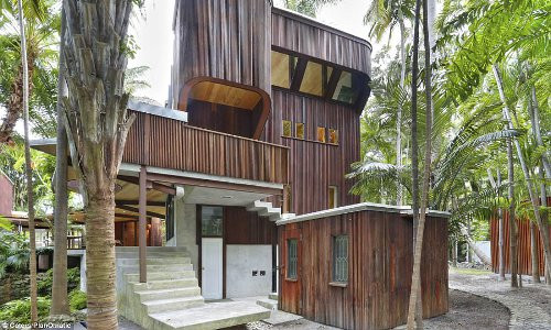 Khắp nơi trong ngôi nhà đều có thể thấy làn nước trong xanh, mát mẻ chạy qua. Ảnh: housebeautiful.