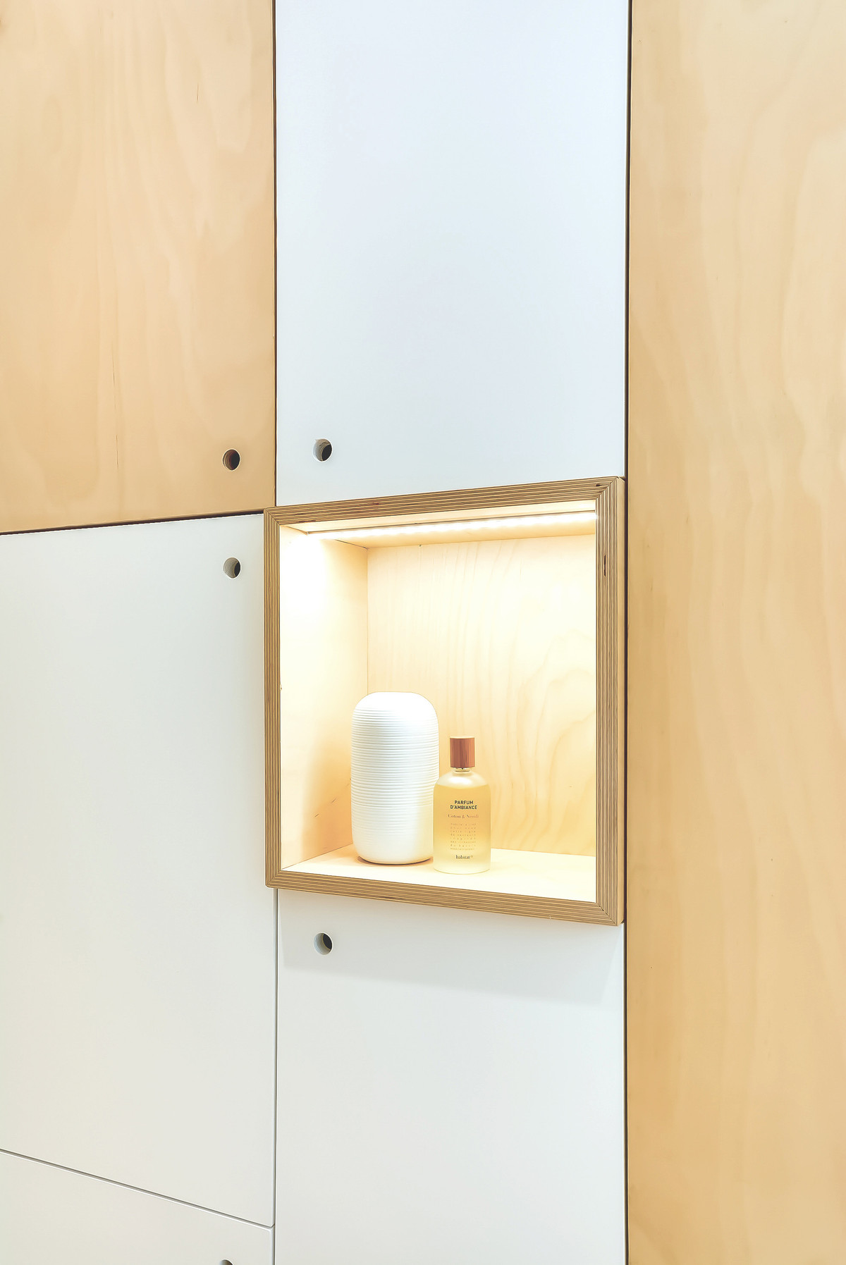 Vì thế, căn hộ không hề có sự hiện diện của những tấm vách hay những bức tường ngăn cách.