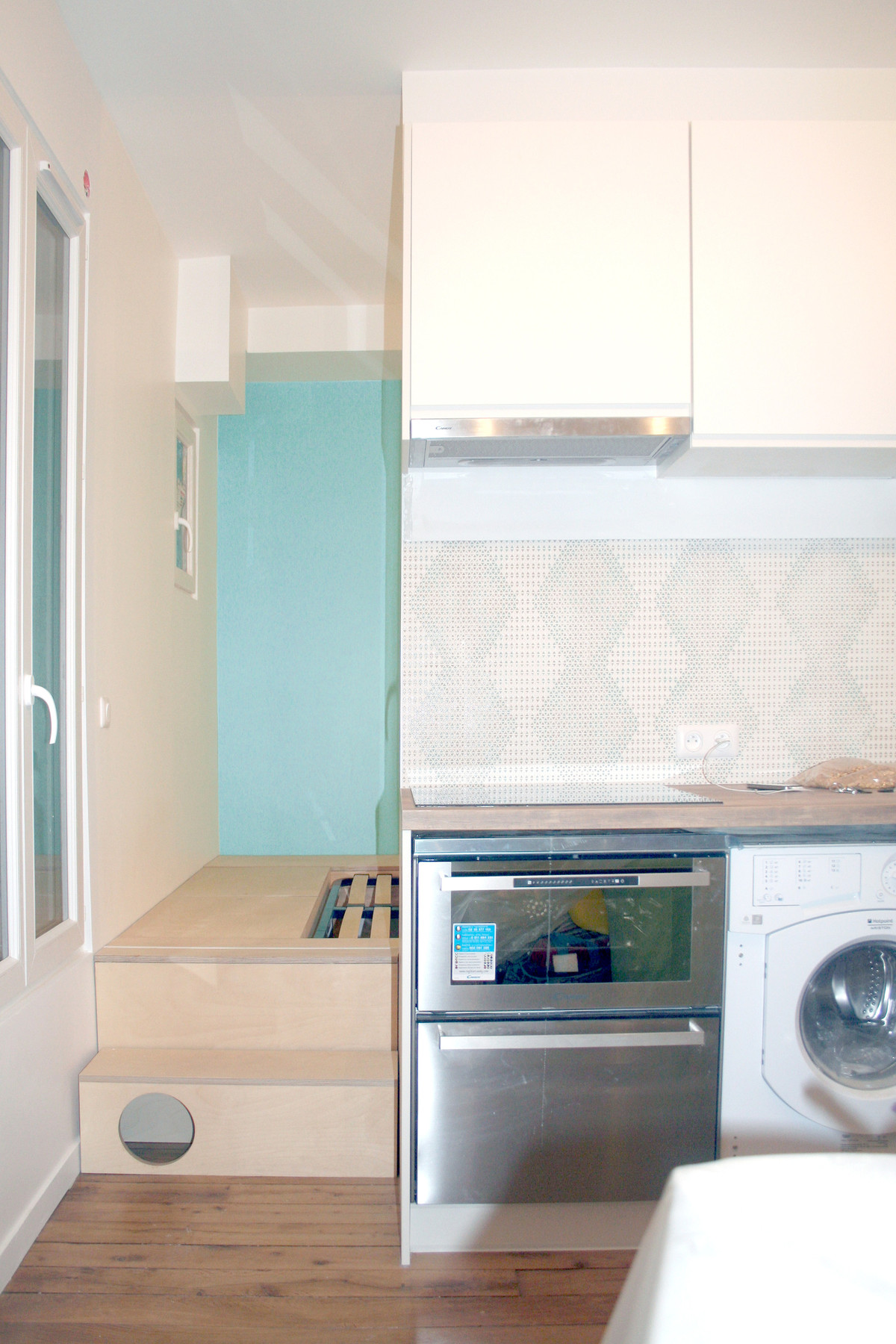 Căn hộ nhỏ được kiến trúc sư tối ưu hóa không gian, với đầy đủ phòng khách, bếp, phòng ngủ và phòng tắm.