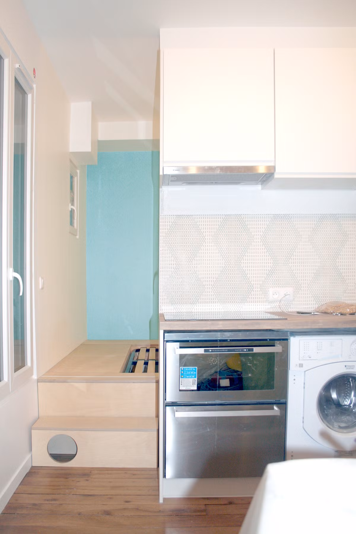 Căn hộ nhỏ được kiến trúc sư tối ưu hóa không gian, với đầy đủ phòng khách, bếp, phòng ngủ và phòng tắm.