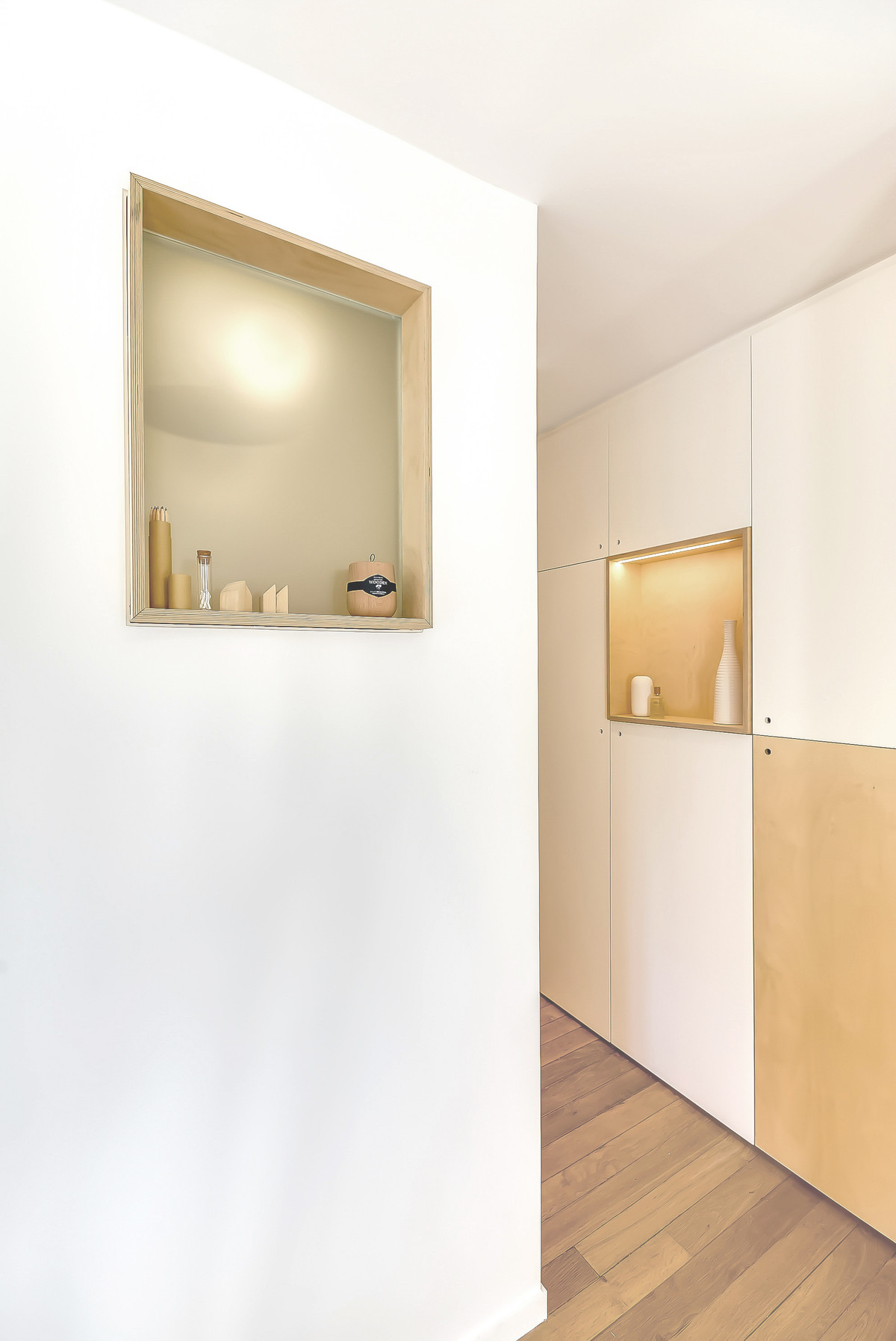 Cùng với tông màu trắng chủ đạo, căn hộ trở nên rộng rãi hơn nhiều.