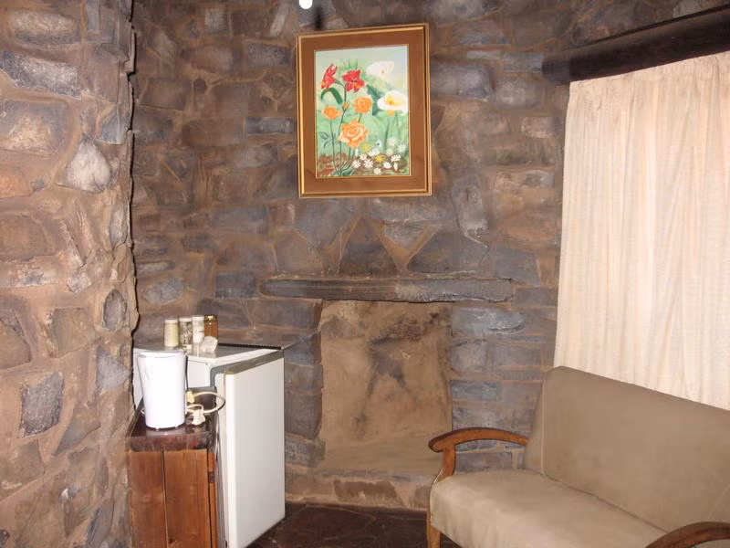 Ngày nay, ngôi nhà hình chiếc giầy đã trở thành một bảo tàng, nằm trong quần thể gồm khu cắm trại, nhà khách, nhà hàng, quán bar, bể bơi và cửa hàng đồ cổ. Ảnh: hwstatic.