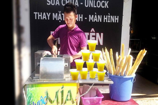 Một số dịch vụ ăn uống như bán trà đá, nước mía, nước giải khát, các hàng chè, trà sữa... cũng kiếm “bộn tiền”. Ảnh: Vsolutions.