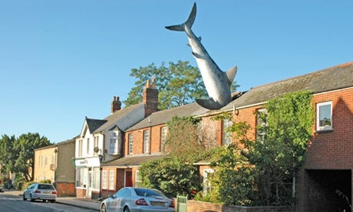 Ngôi nhà bị cá mập "tấn công" ở Oxfordshire, Anh.