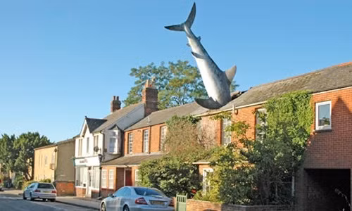Ngôi nhà bị cá mập "tấn công" ở Oxfordshire, Anh.