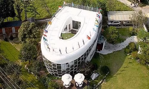 Ngôi nhà có thiết kế giống như một nhà vệ sinh của cựu thị trưởng thành phố Suwon, ông Jae Doek. Ông từng được giao nhiệm vụ dọn dẹp các nhà vệ sinh công cộng để phục vụ cho World Cup 2002 tại Hàn Quốc, sau đó ông này đã dành tiền xây hẳn một ngôi nhà có hình dạng một chiếc toilet. 