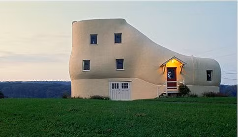 Ngôi nhà này có phòng khách ở mũi giày, bếp ở đế giày và các phòng ngủ ở vị trí mắt cá chân.