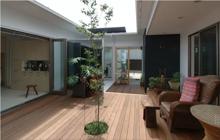 Sân trong là nơi thư giãn tuyệt vời nếu bạn biết khéo léo bố trí, thiết kế. Ảnh: Blogspot.